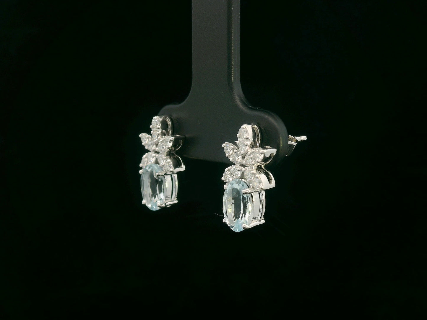 Side view highlighting the two-part design and prong setting