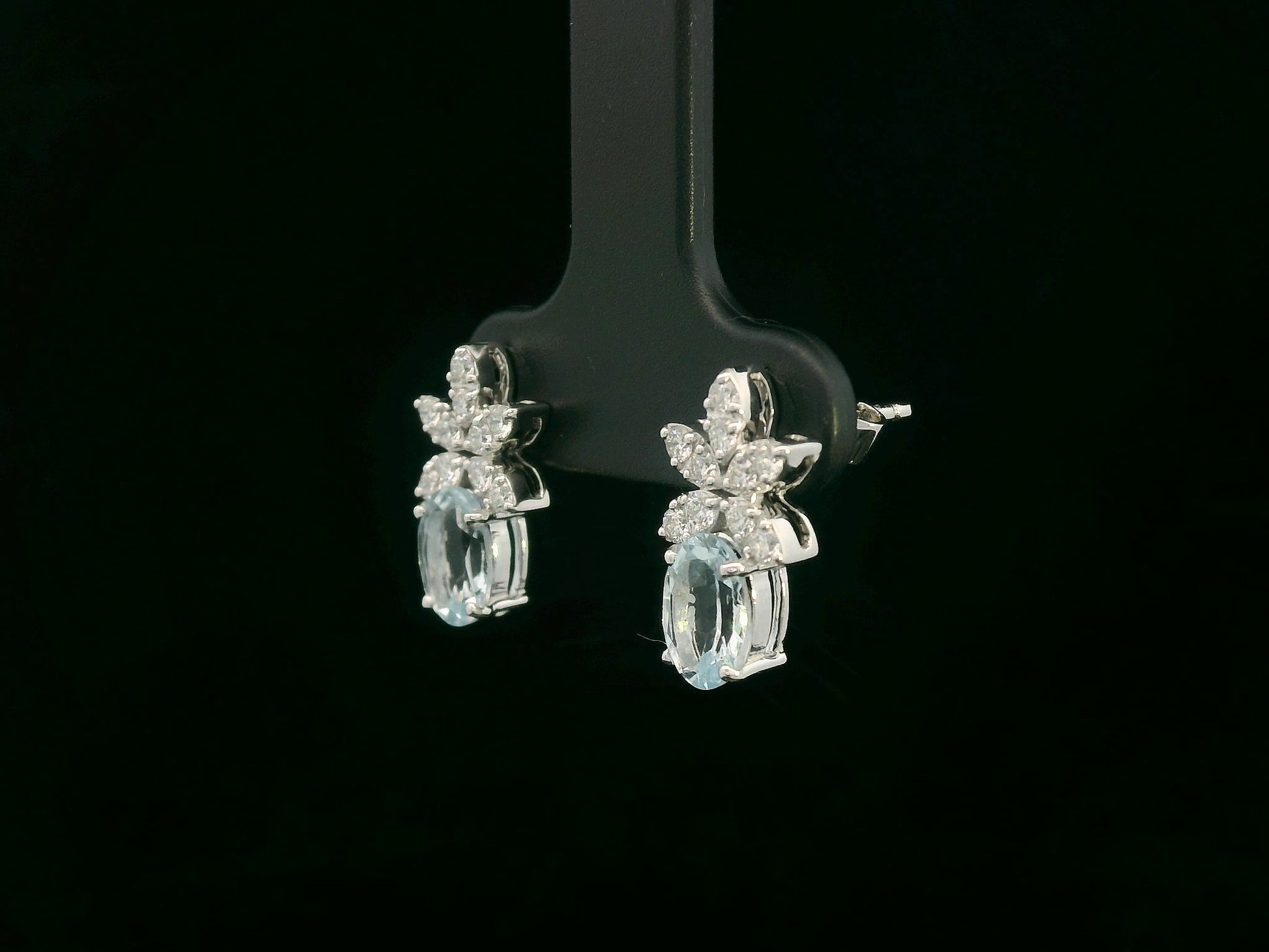 Side view highlighting the two-part design and prong setting