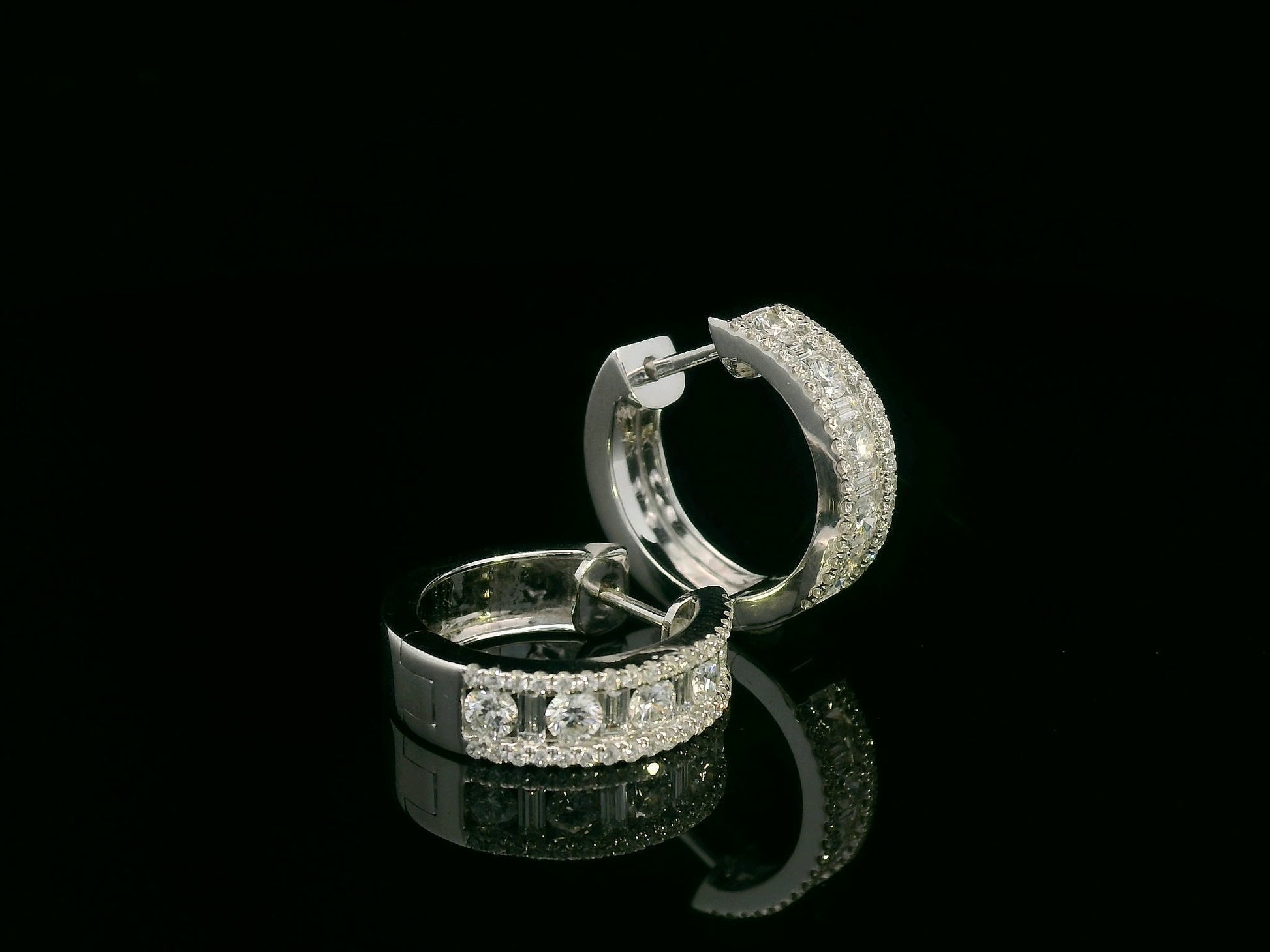 18K white gold geometric hoop earrings with baguette and round-cut diamonds, total 1.06ct