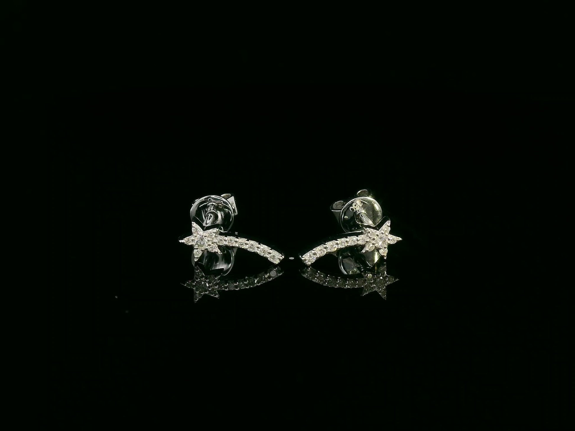 18K white gold shooting star earrings with 0.11 carat diamonds