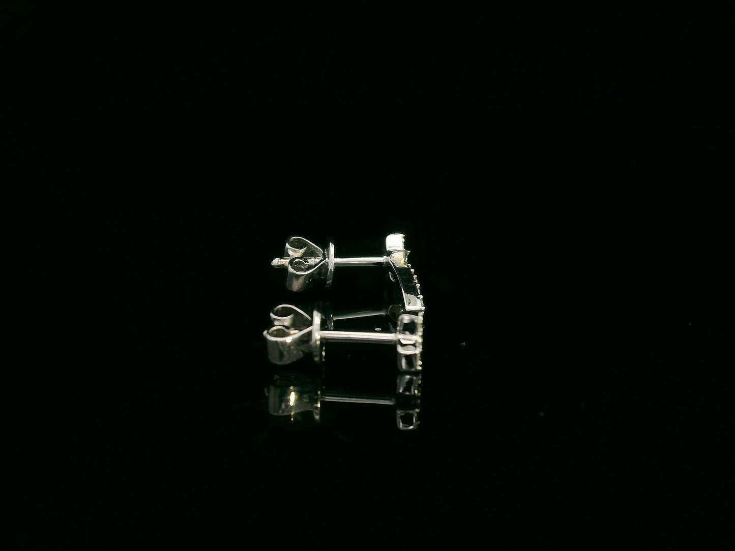 18K white gold shooting star earrings with 0.11 carat diamonds