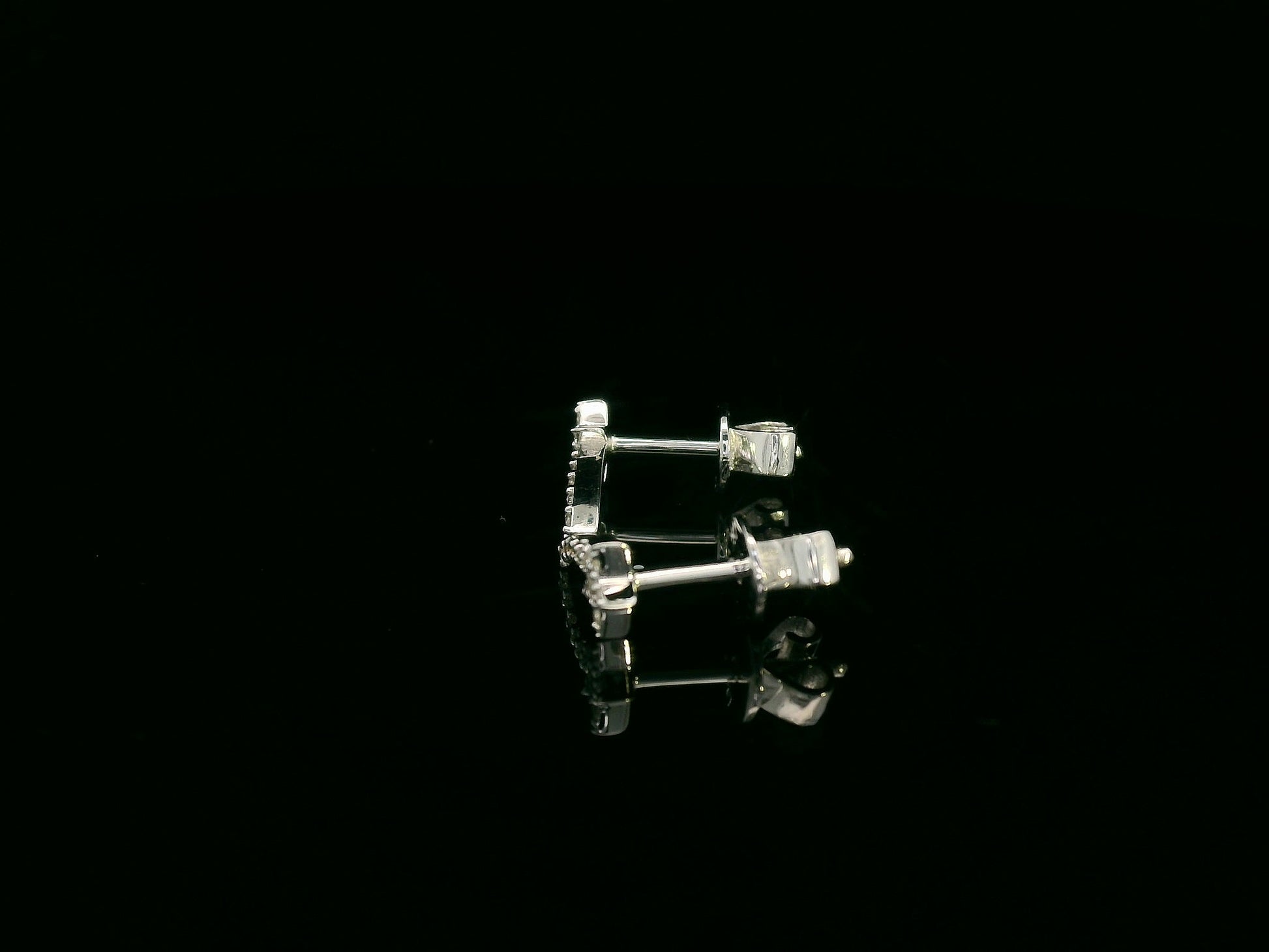 18K white gold shooting star earrings with 0.11 carat diamonds