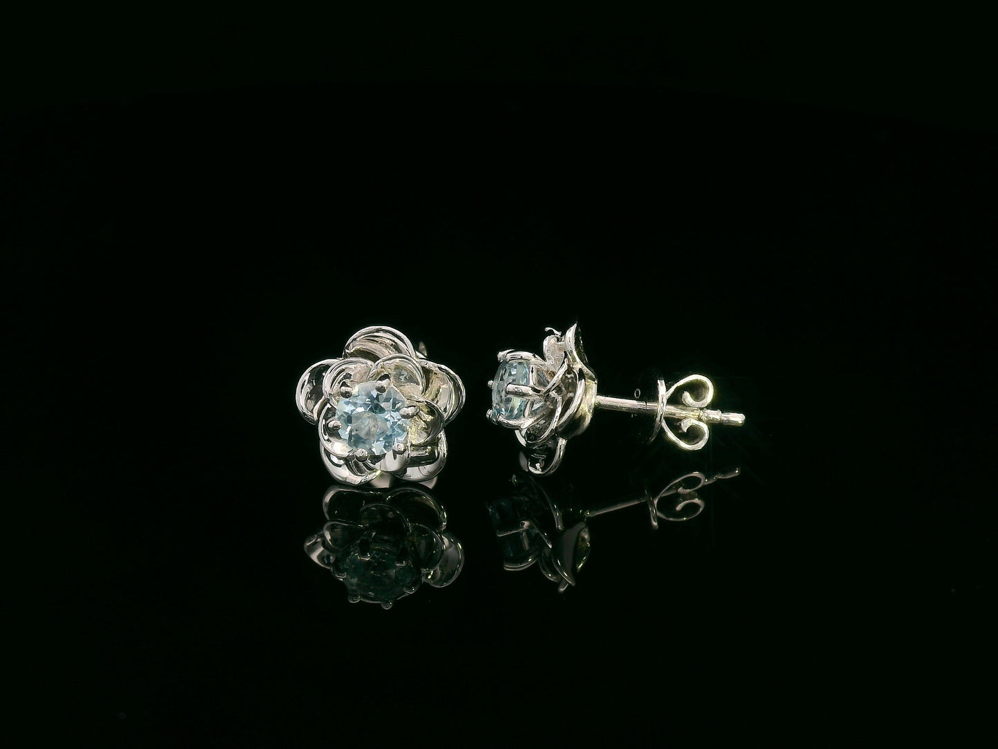 18K white gold aquamarine floral stud earrings – 1.03ct round aquamarine in sculpted flower setting, fine jewelry by Emirates Diamonds