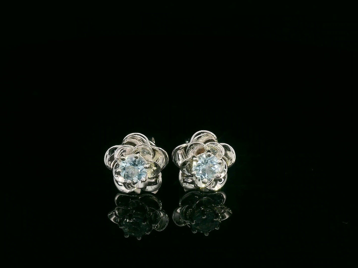 18K white gold aquamarine floral stud earrings – 1.03ct round aquamarine in sculpted flower setting, fine jewelry by Emirates Diamonds