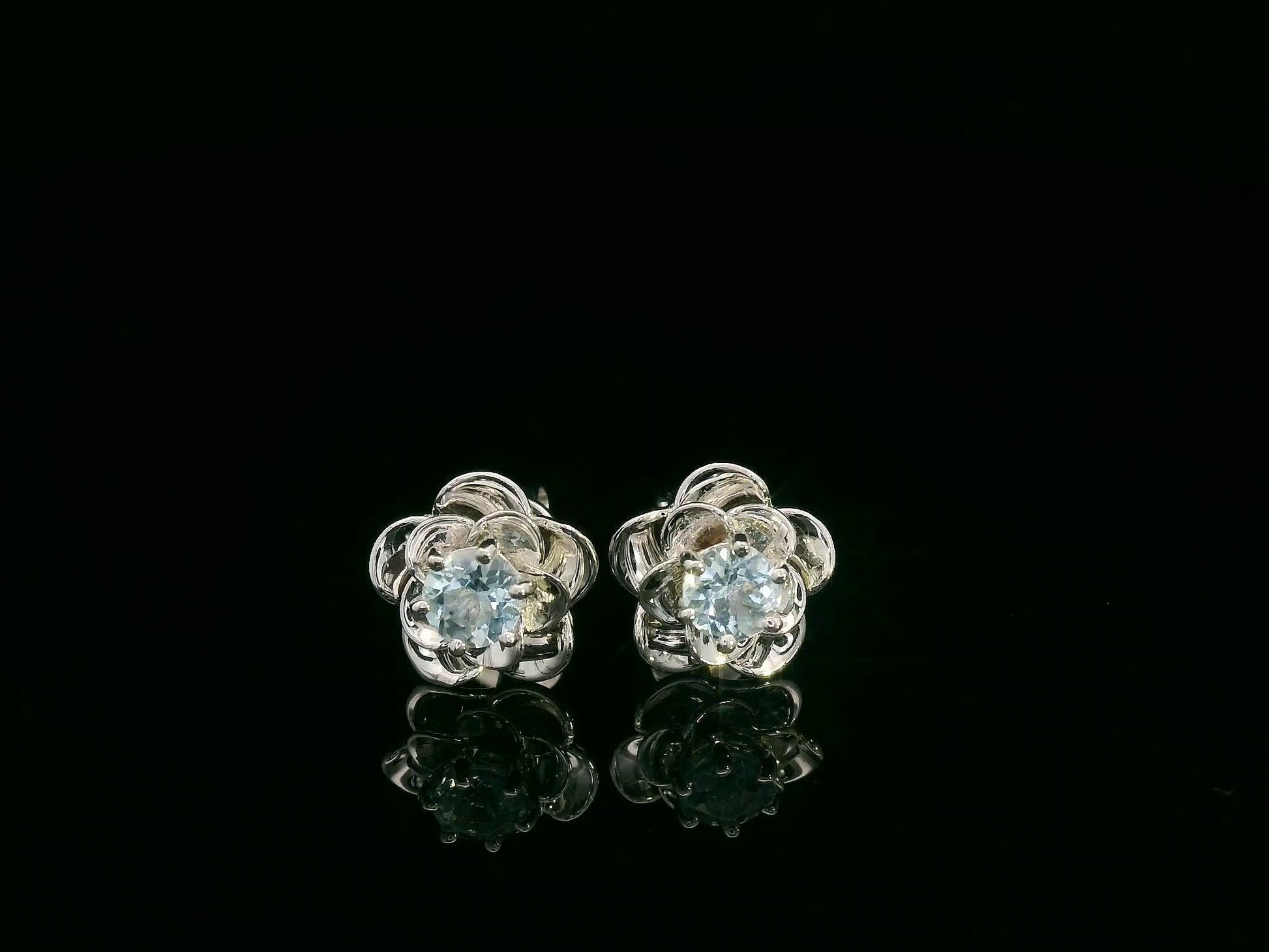 18K white gold aquamarine floral stud earrings – 1.03ct round aquamarine in sculpted flower setting, fine jewelry by Emirates Diamonds