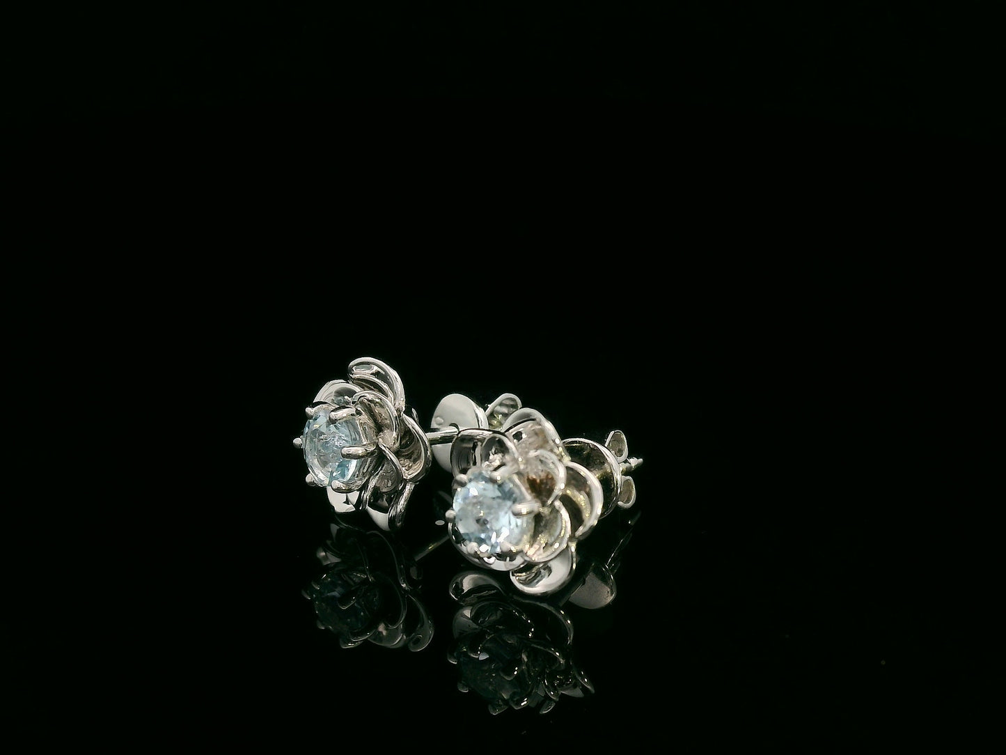 18K white gold aquamarine floral stud earrings – 1.03ct round aquamarine in sculpted flower setting, fine jewelry by Emirates Diamonds