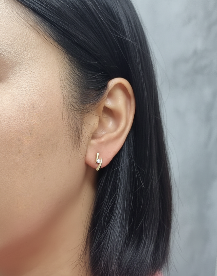 Modern Solitaire Diamond Earrings in 18K Yellow Gold