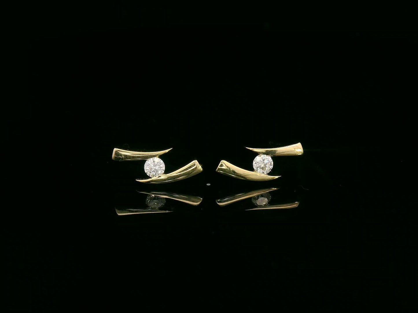 Modern Solitaire Diamond Earrings in 18K Yellow Gold