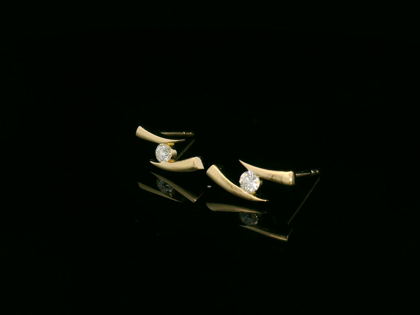 Modern Solitaire Diamond Earrings in 18K Yellow Gold