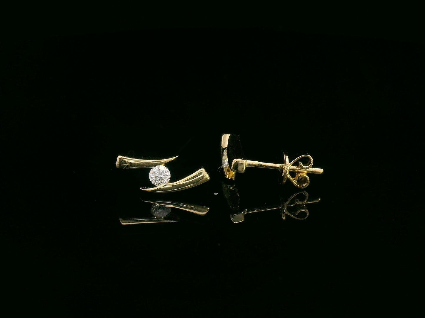 Modern Solitaire Diamond Earrings in 18K Yellow Gold