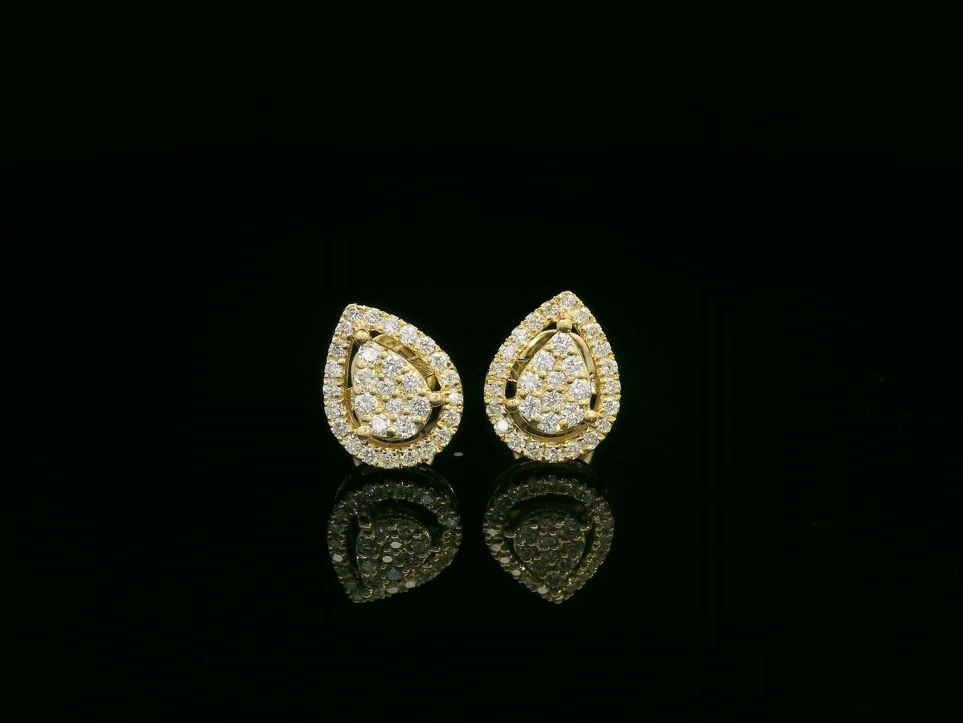 18K yellow gold pear-shaped pavé diamond stud earrings – 0.27ct teardrop diamond studs by Emirates Diamonds.