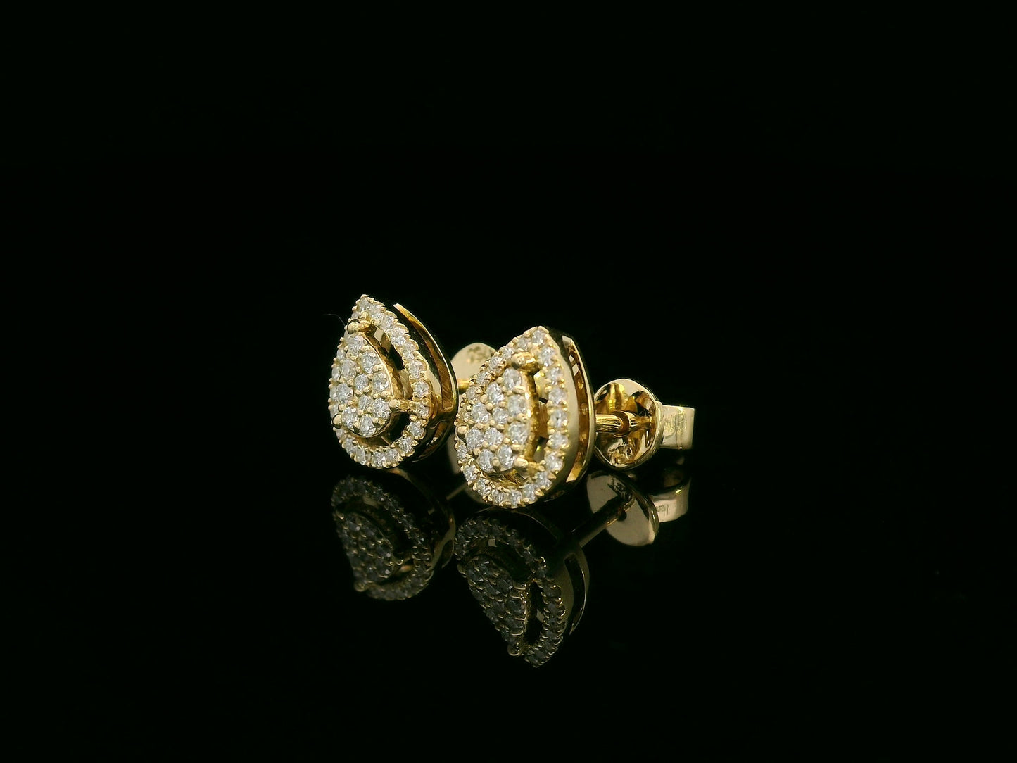 18K yellow gold pear-shaped pavé diamond stud earrings – 0.27ct teardrop diamond studs by Emirates Diamonds.