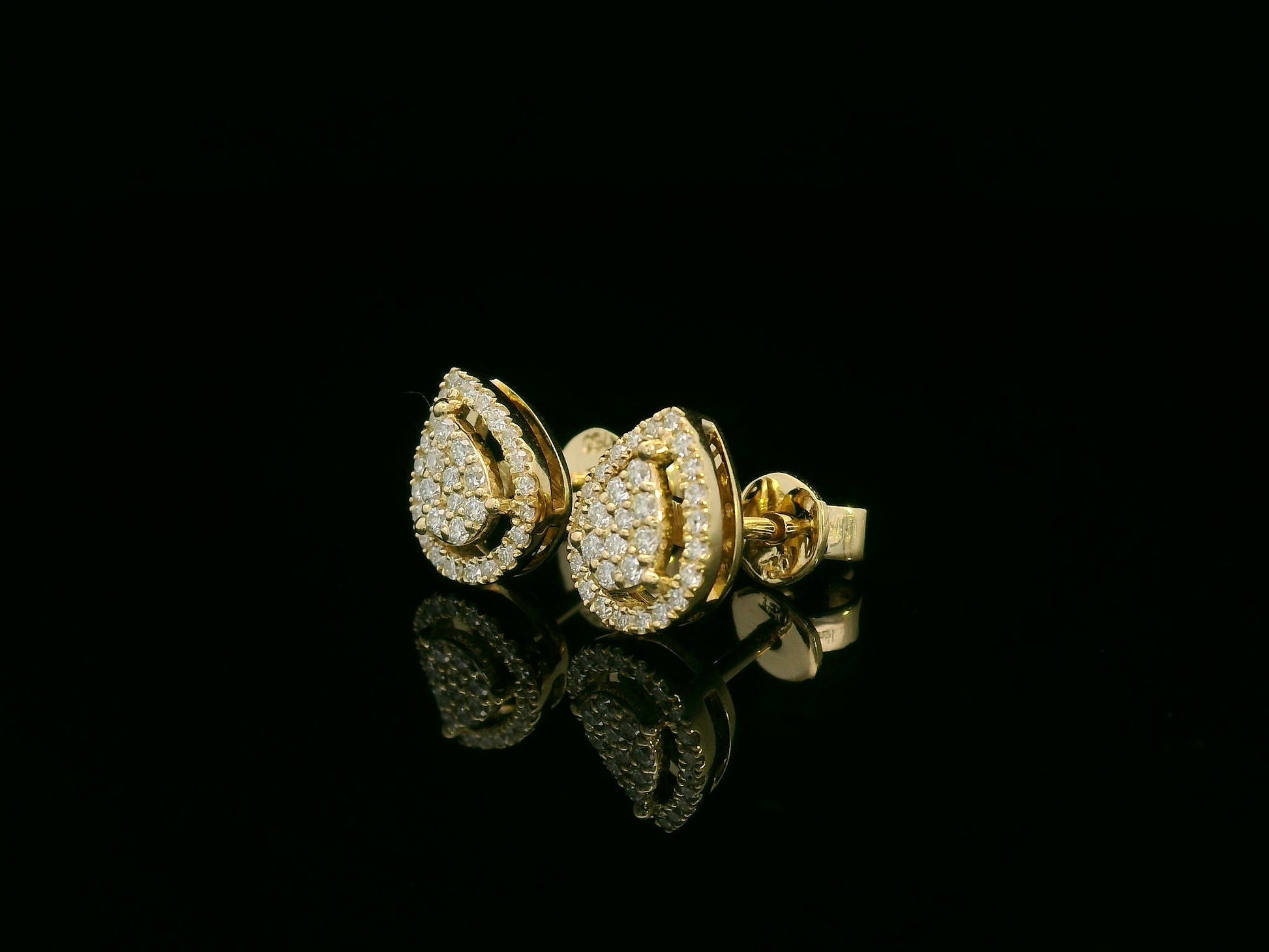 18K yellow gold pear-shaped pavé diamond stud earrings – 0.27ct teardrop diamond studs by Emirates Diamonds.