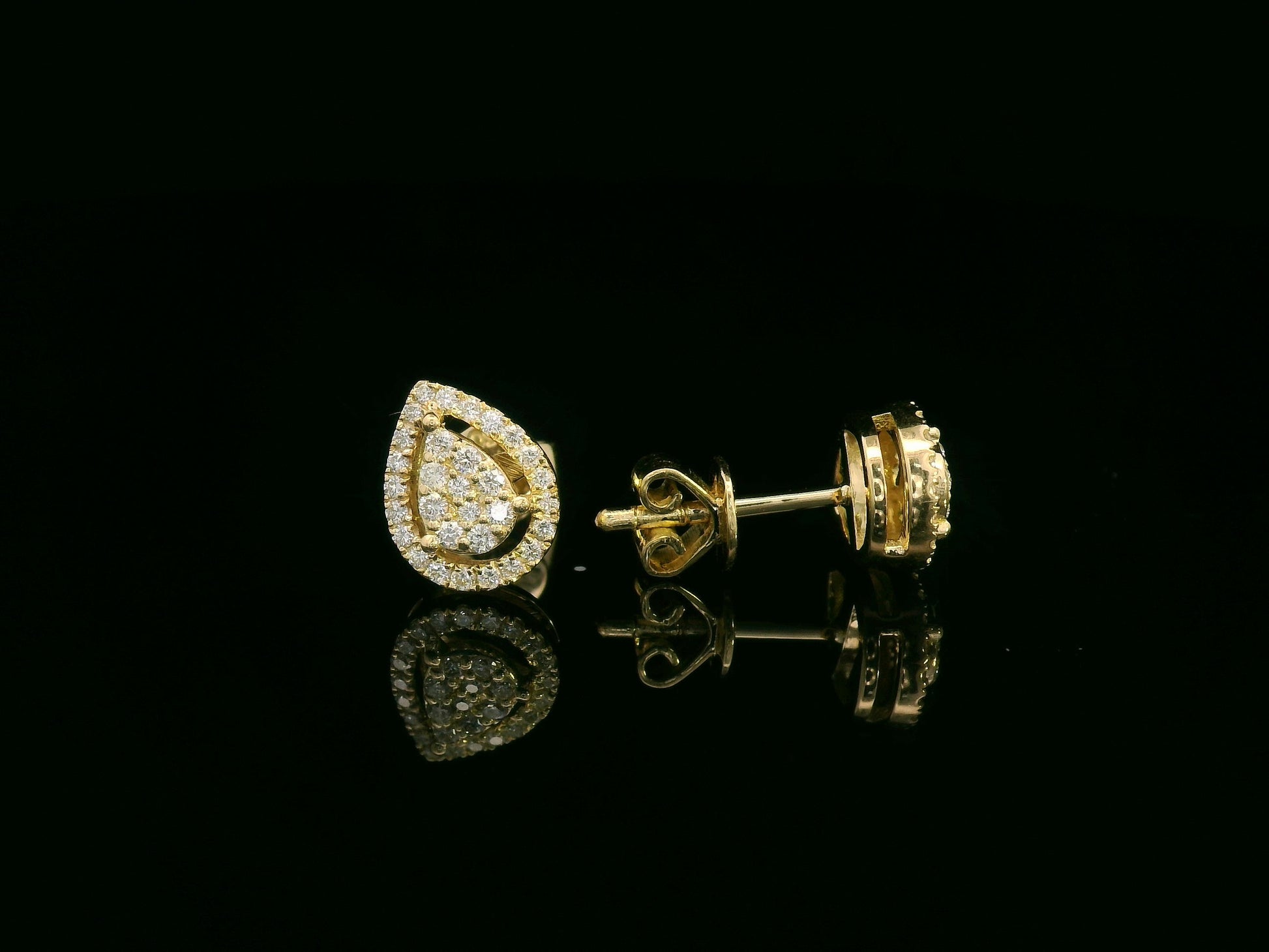 18K yellow gold pear-shaped pavé diamond stud earrings – 0.27ct teardrop diamond studs by Emirates Diamonds.