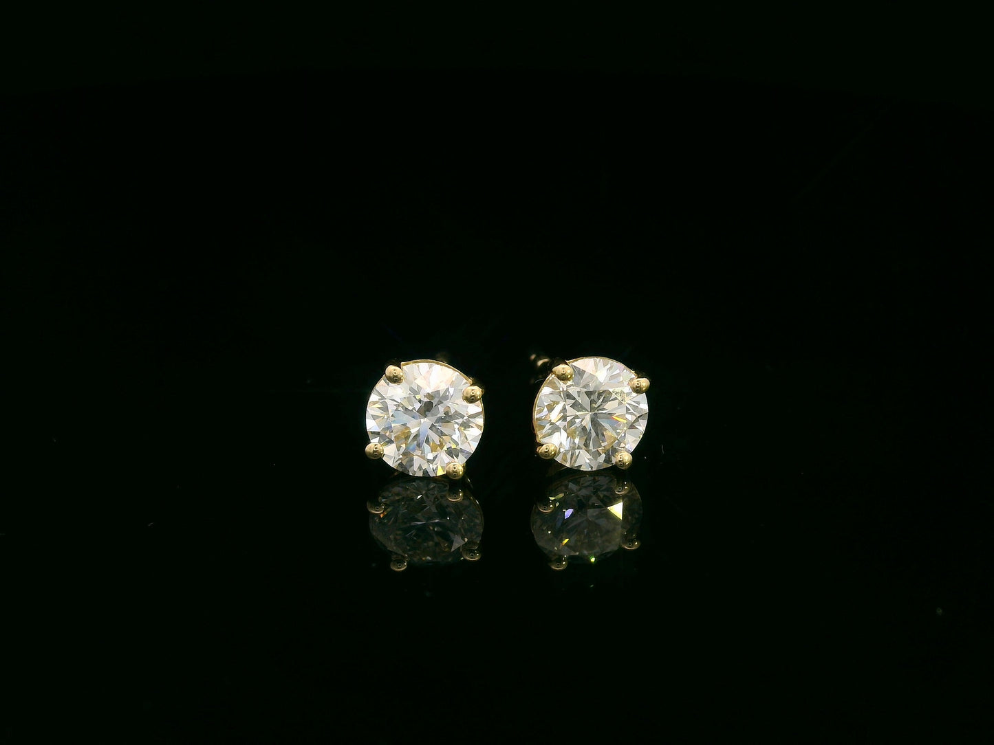 18K yellow gold 1.60ct round diamond solitaire stud earrings, VS1 I color, GIA certified – Emirates Diamonds
