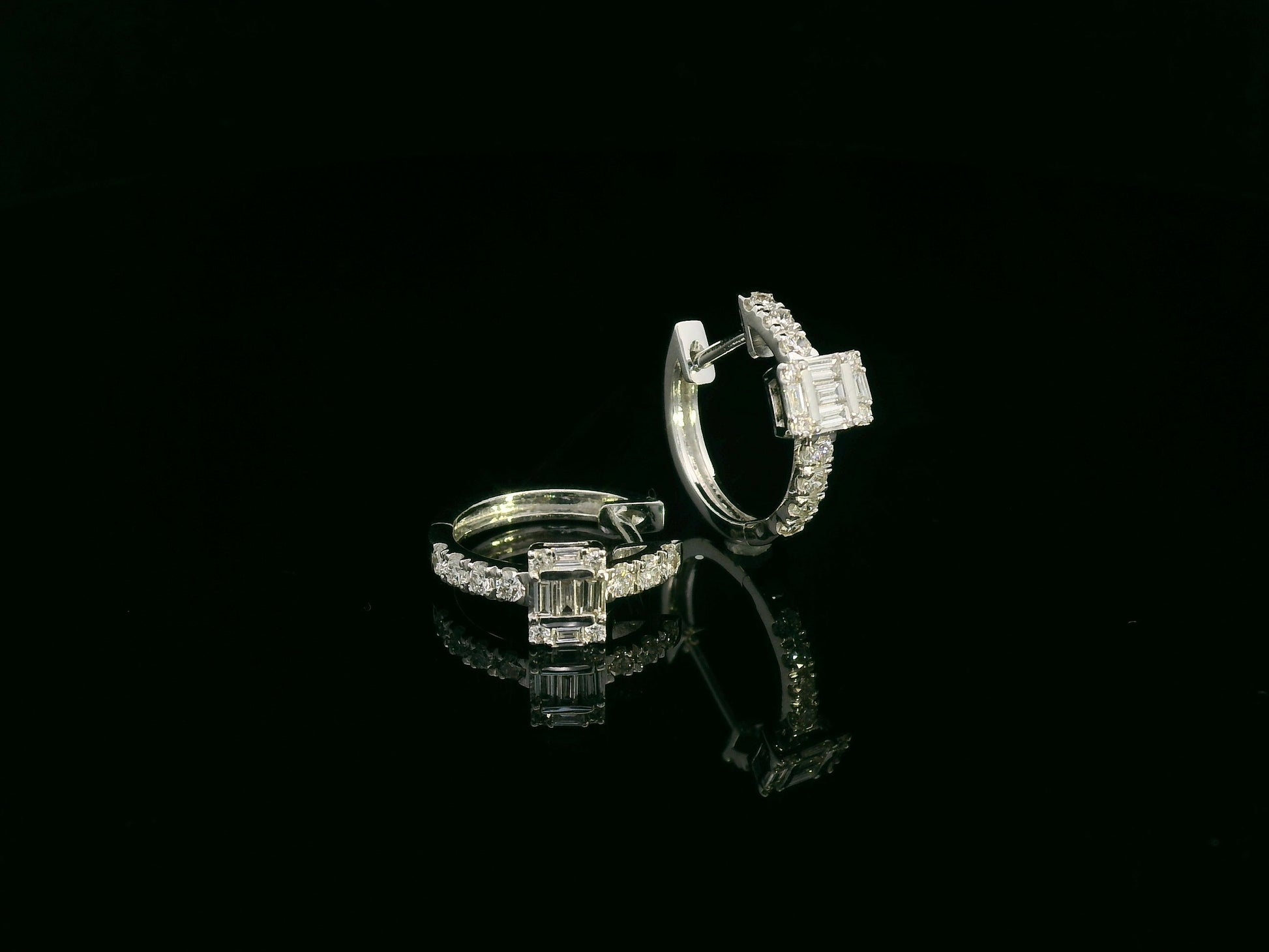 18K white gold diamond earrings with emerald-cut inspired baguette and round diamond centerpiece – fine jewelry by Emirates Diamonds