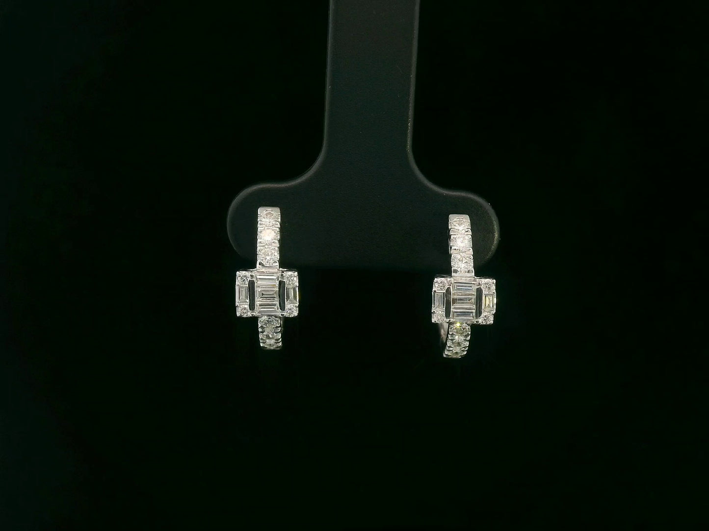 18K white gold diamond earrings with emerald-cut inspired baguette and round diamond centerpiece – fine jewelry by Emirates Diamonds