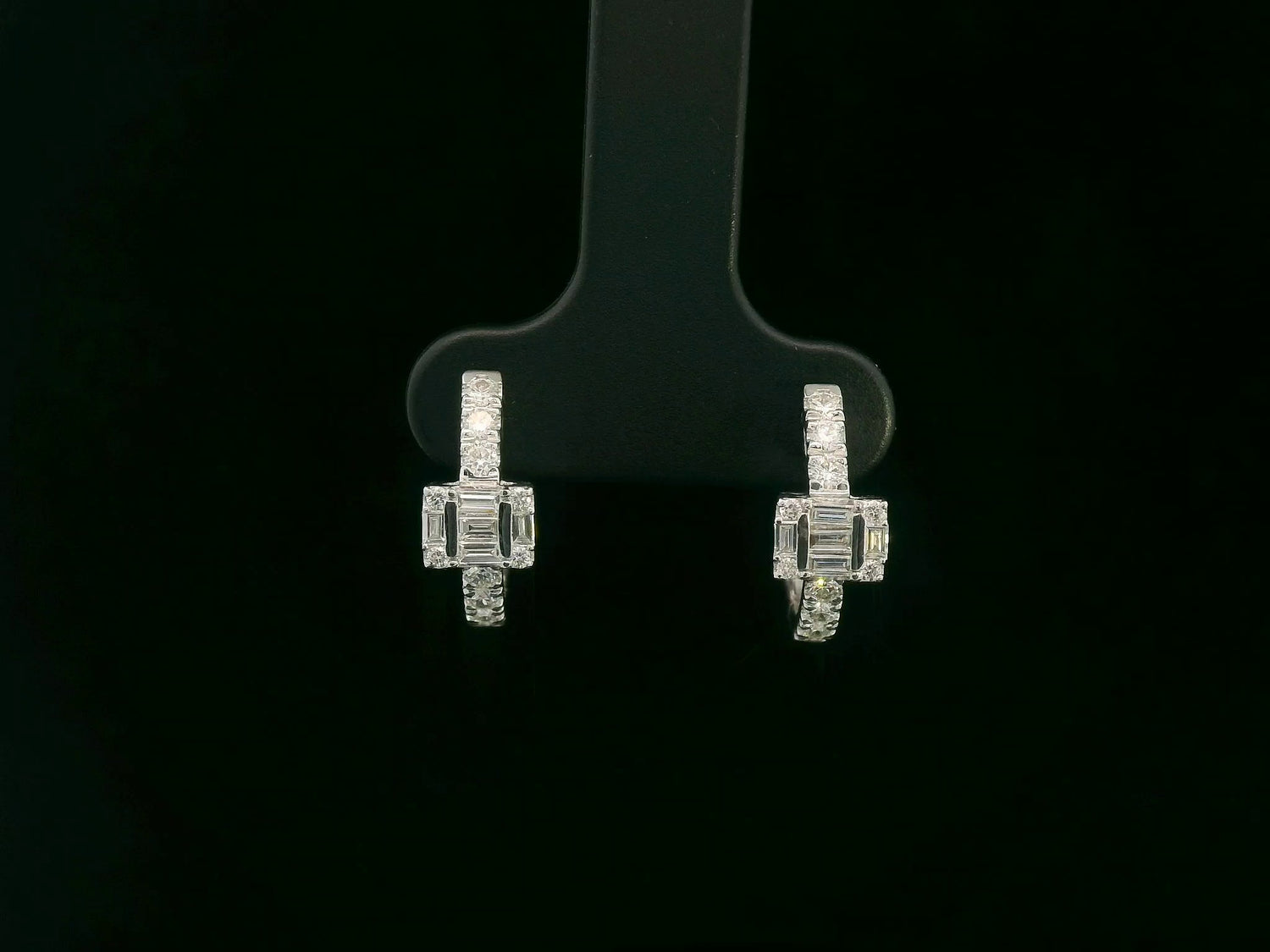 18K white gold diamond earrings with emerald-cut inspired baguette and round diamond centerpiece – fine jewelry by Emirates Diamonds