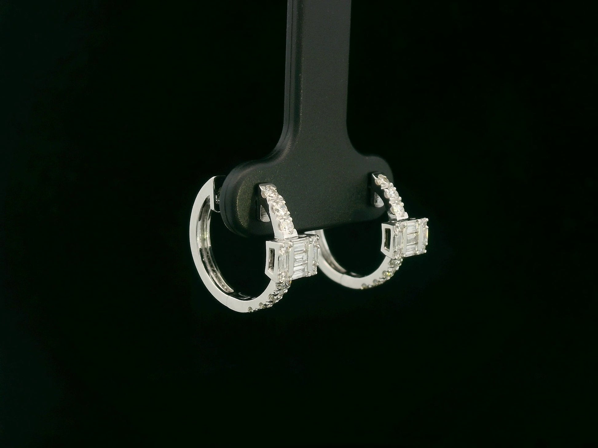 18K white gold diamond earrings with emerald-cut inspired baguette and round diamond centerpiece – fine jewelry by Emirates Diamonds