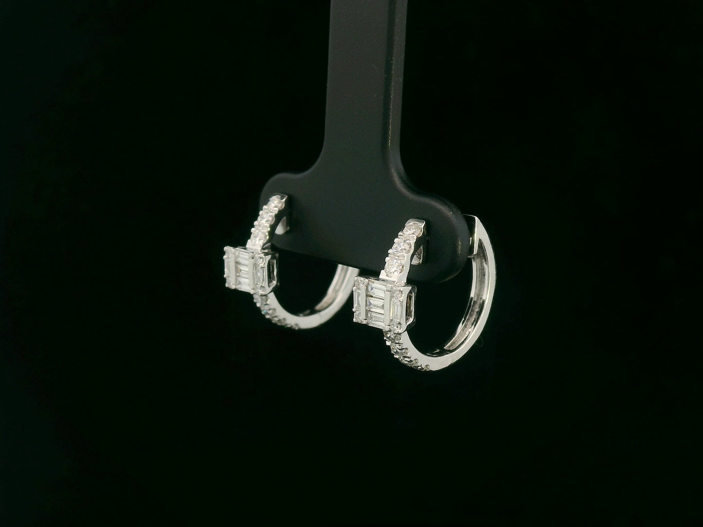 18K white gold diamond earrings with emerald-cut inspired baguette and round diamond centerpiece – fine jewelry by Emirates Diamonds