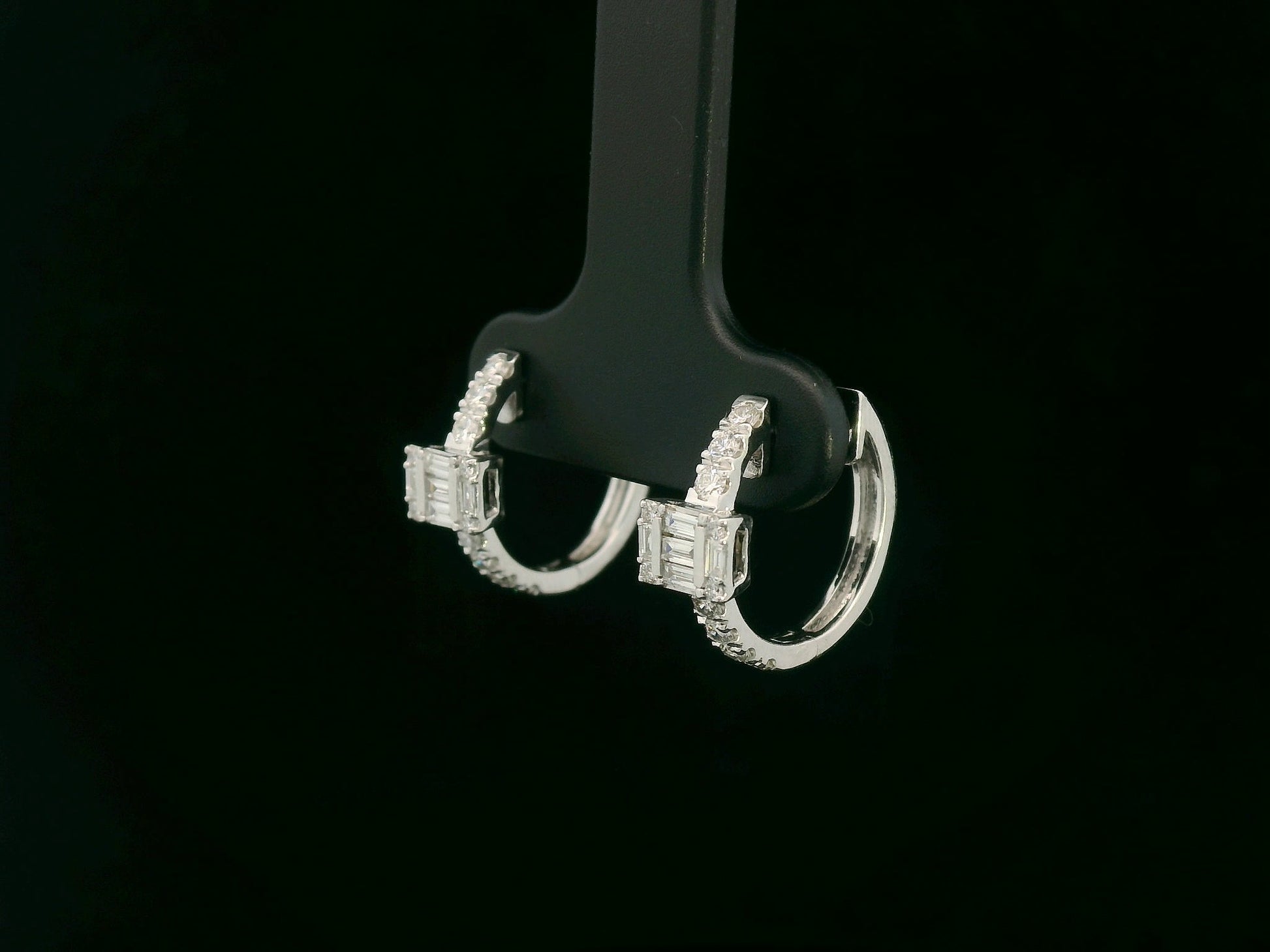 18K white gold diamond earrings with emerald-cut inspired baguette and round diamond centerpiece – fine jewelry by Emirates Diamonds