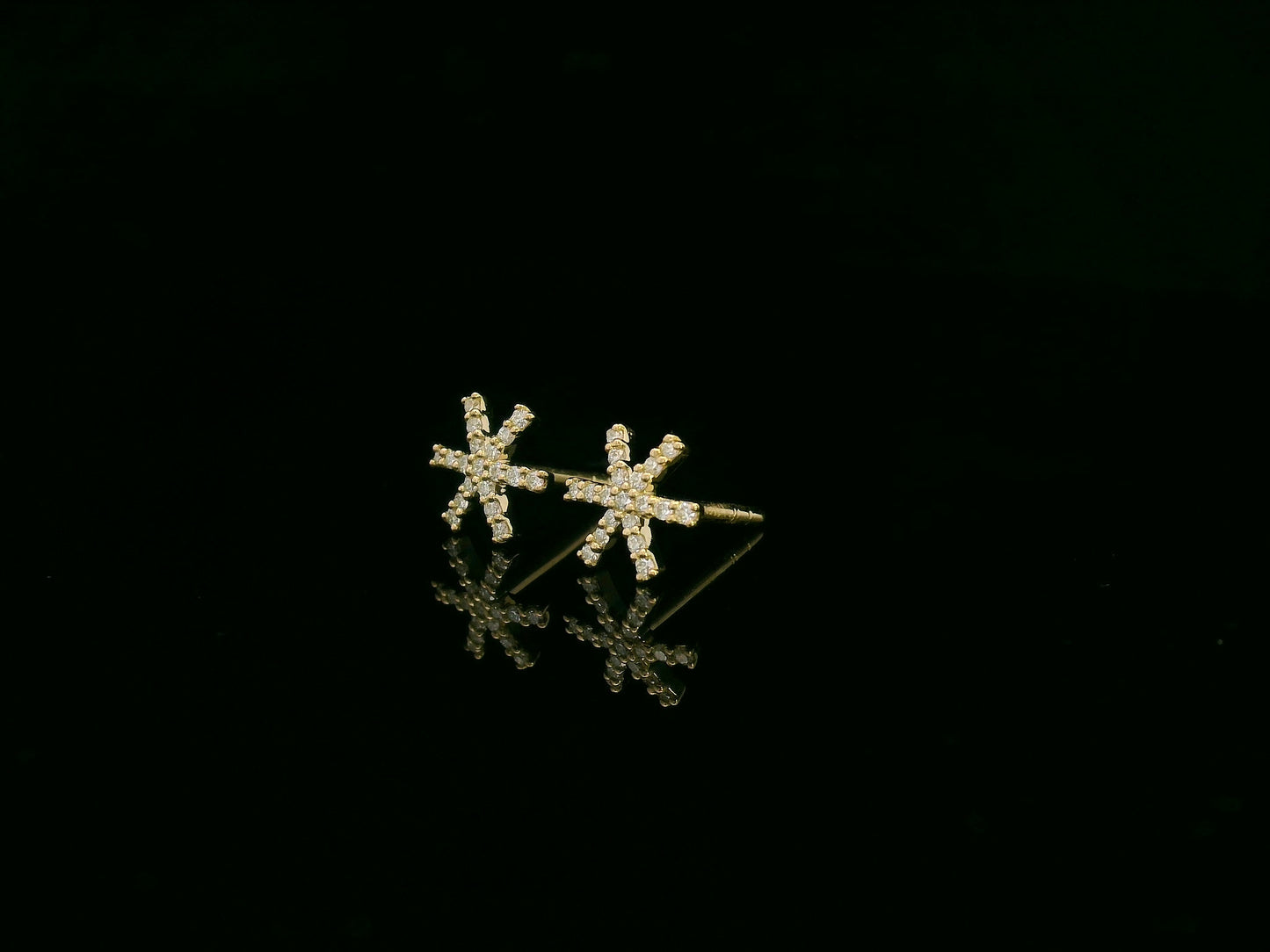 18K yellow gold diamond starburst stud earrings with radiant design – Emirates Diamonds