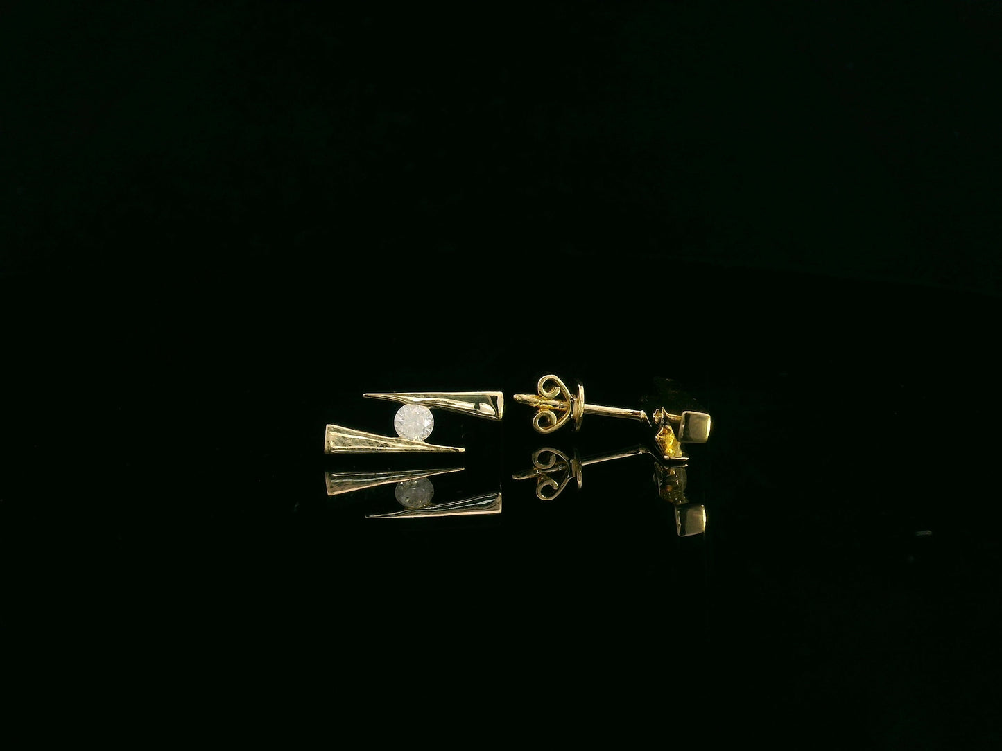 18K yellow gold geometric diamond stud earrings 0.23 carat by Emirates Diamonds