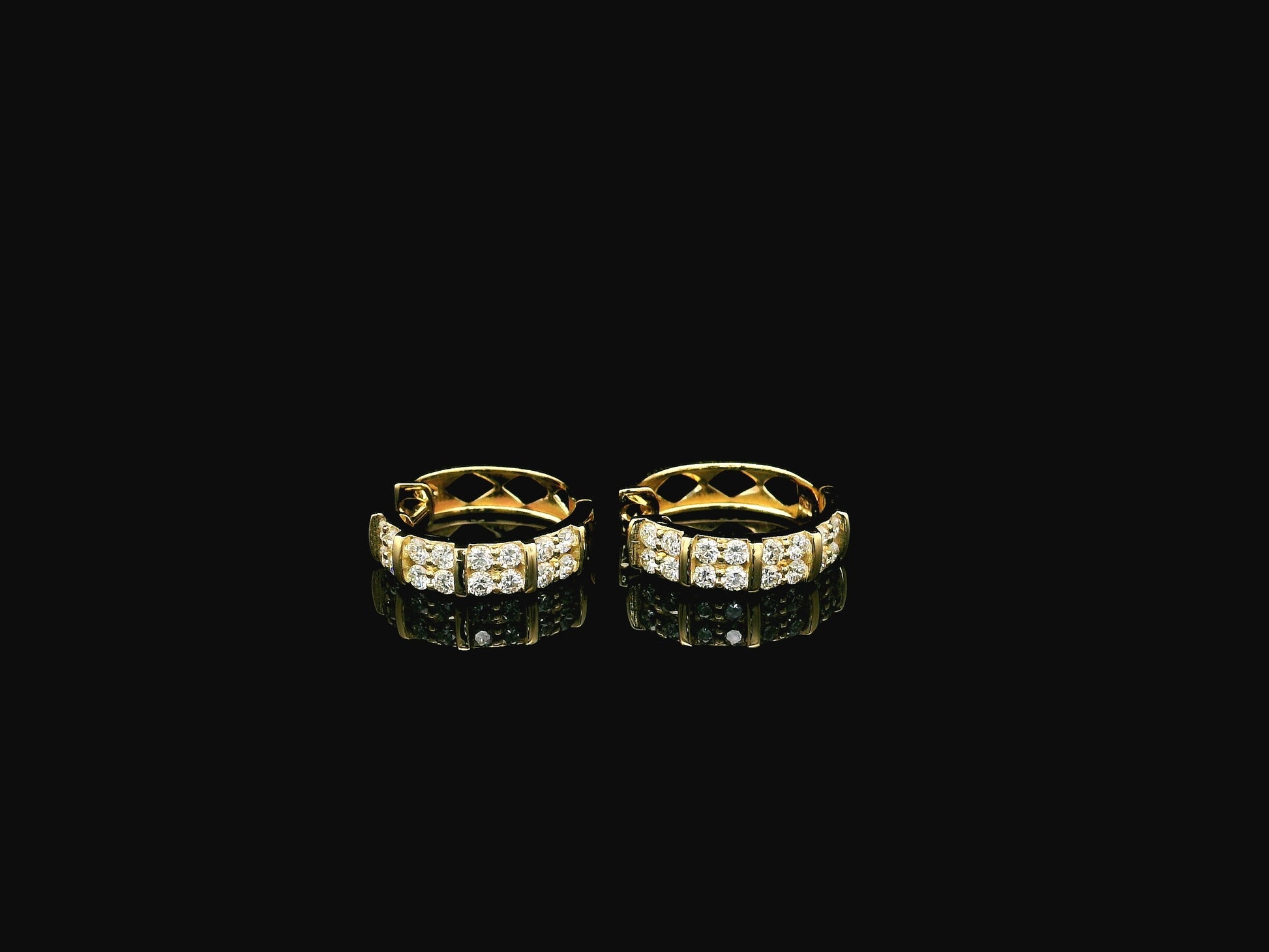 Diamond hoop earrings with 0.45ct natural diamonds set in 18K yellow gold by Emirates Diamonds