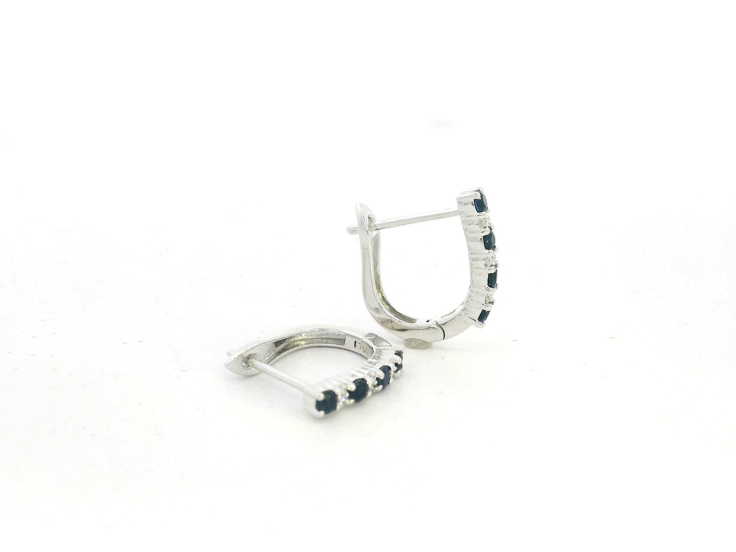 18K Gold Huggie Hoop Earrings with Blue Sapphires & Diamonds – Timeless Elegance