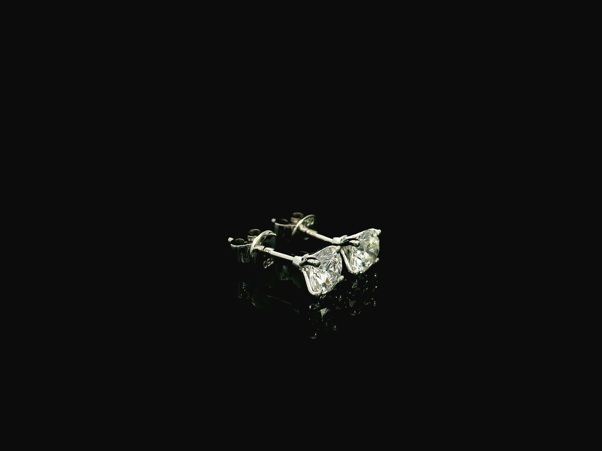 18K white gold diamond stud earrings 1.01 carat round brilliant GIA certified VS2 F color classic solitaire