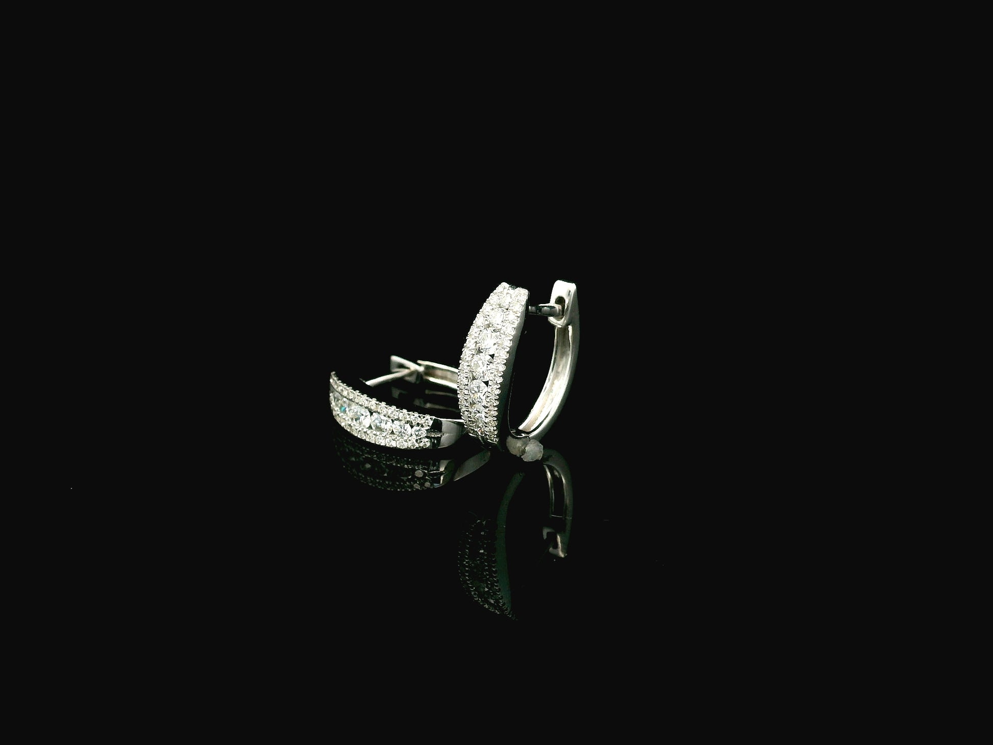 Diamond huggie hoop earrings in 18K white gold with pavé diamonds