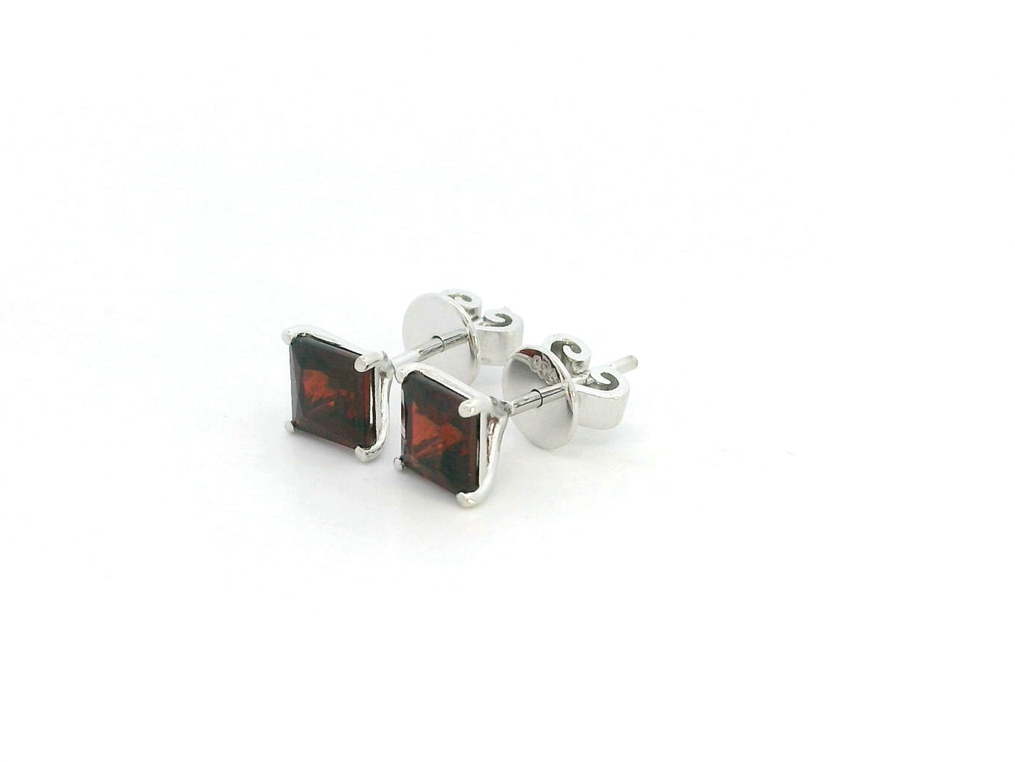 Princess Cut Garnet Stud Earrings in 18K White Gold with 1.68 Carat Natural Garnets