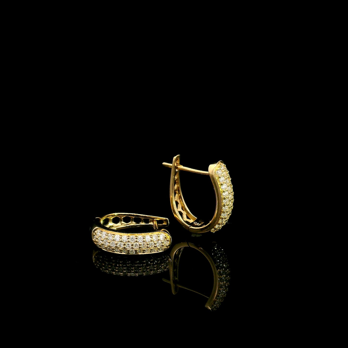 18K yellow gold diamond huggie hoop earrings featuring 0.51 carat natural round brilliant pavé-set diamonds with a secure hinged closure.