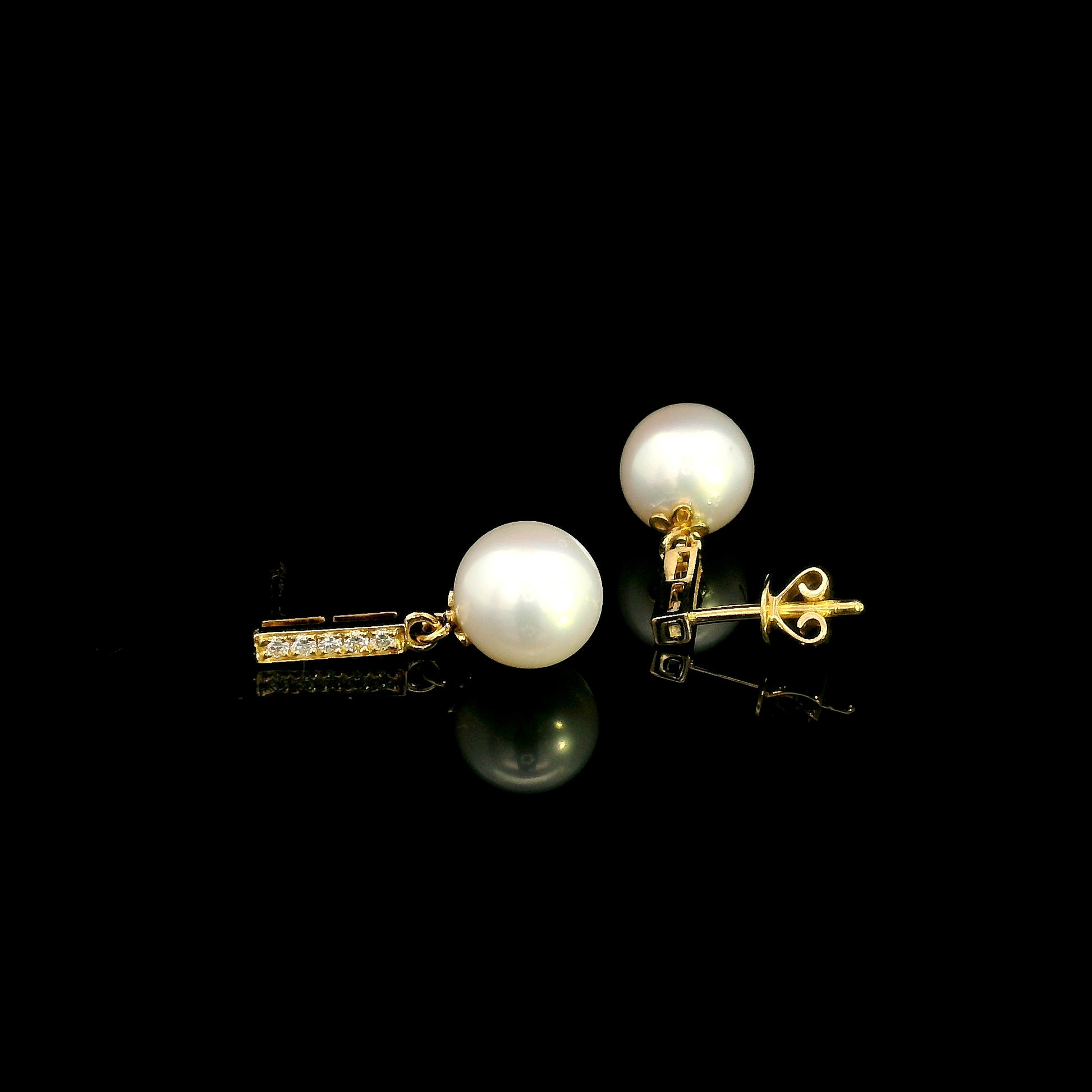 Freshwater pearl and diamond drop earrings in 18K yellow gold with diamond-set bar detail