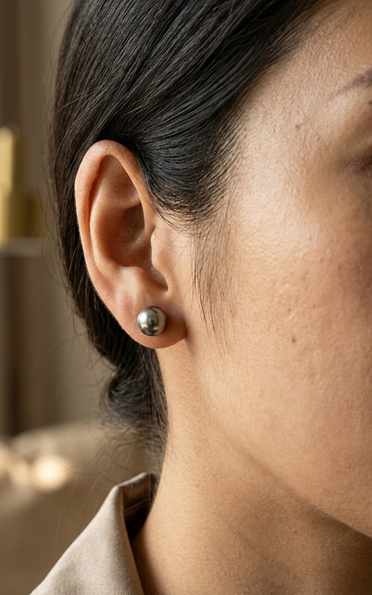 Tahitian black pearl stud earrings in 18K yellow gold with 7 x 7.5 mm pearls