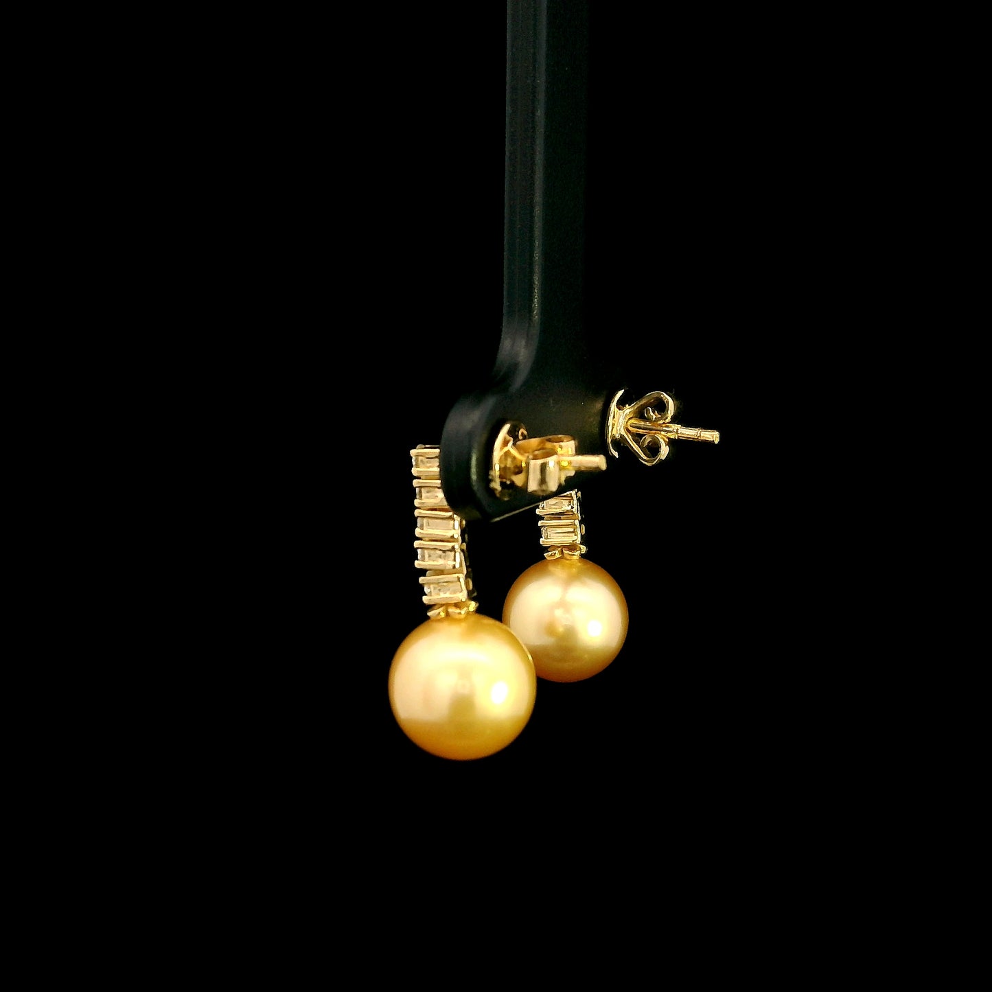 South Sea golden pearl and diamond earrings in 18K yellow gold with diamond-set bars and round golden pearls