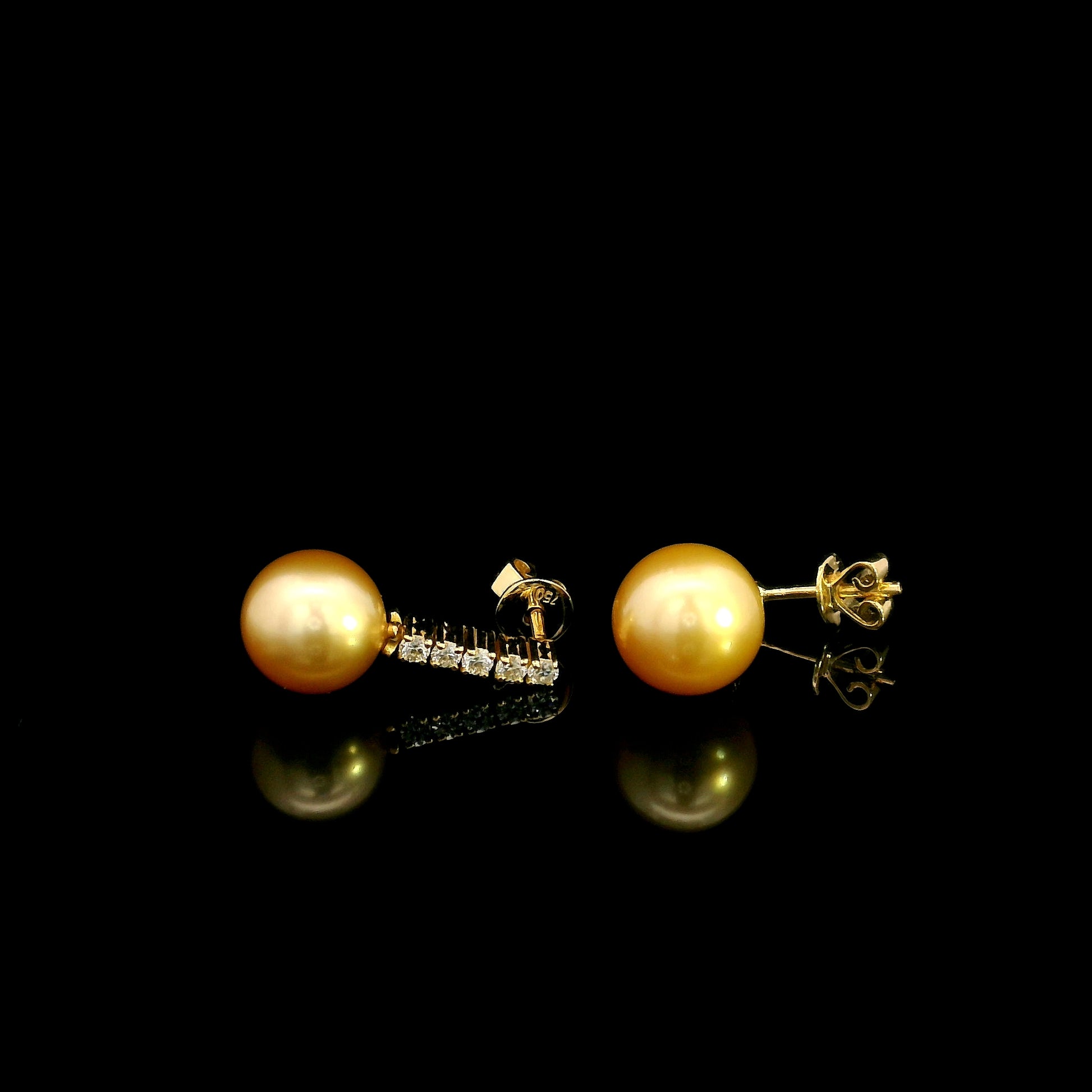 South Sea golden pearl and diamond earrings in 18K yellow gold with diamond-set bars and round golden pearls