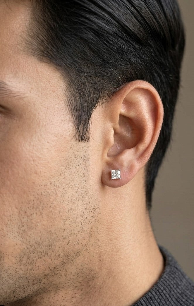 Single princess cut diamond stud earring in 18K white gold with 0.29 carat natural diamond
