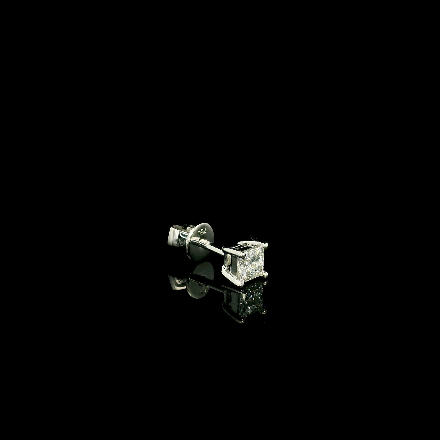 Single princess cut diamond stud earring in 18K white gold with 0.29 carat natural diamond