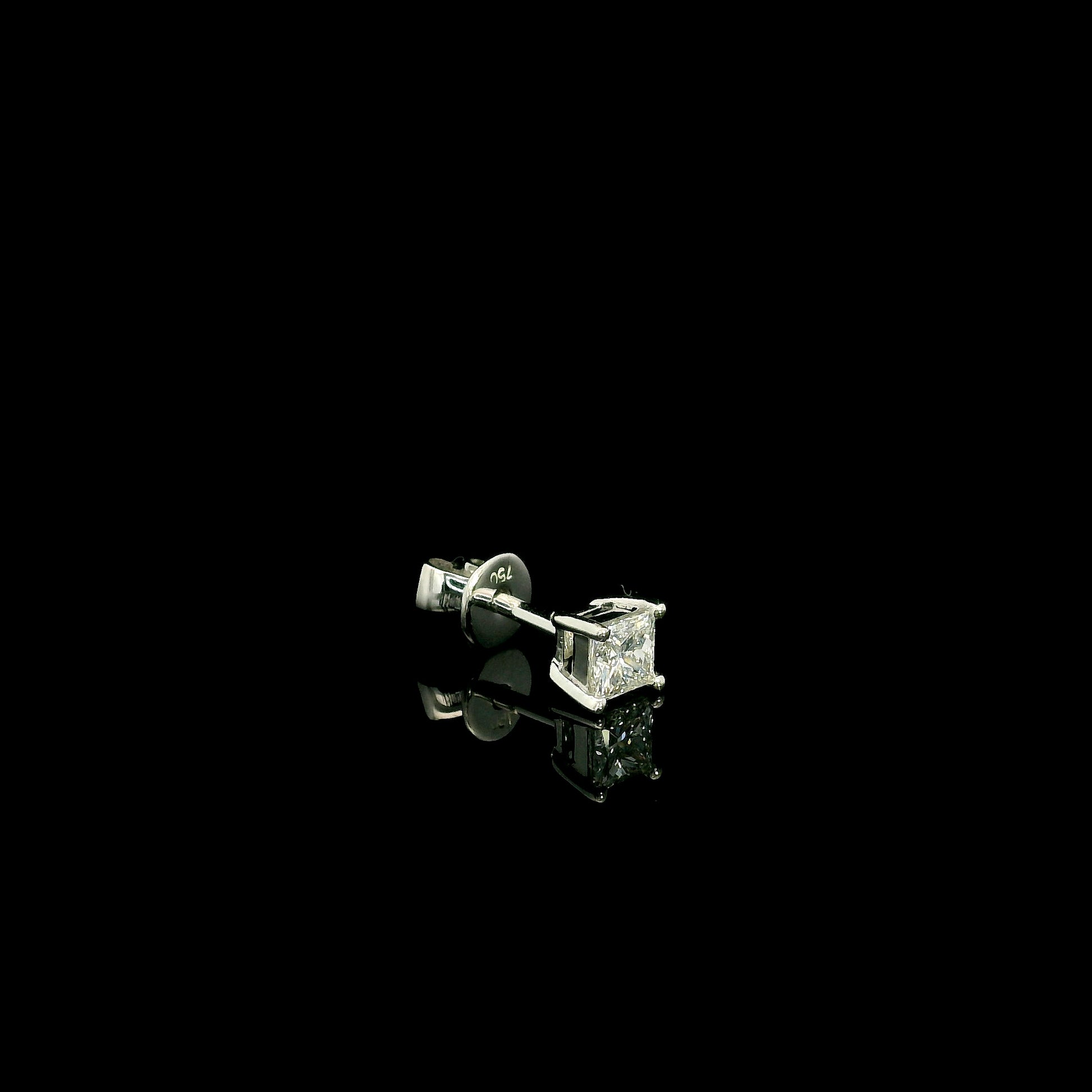 Single princess cut diamond stud earring in 18K white gold with 0.29 carat natural diamond