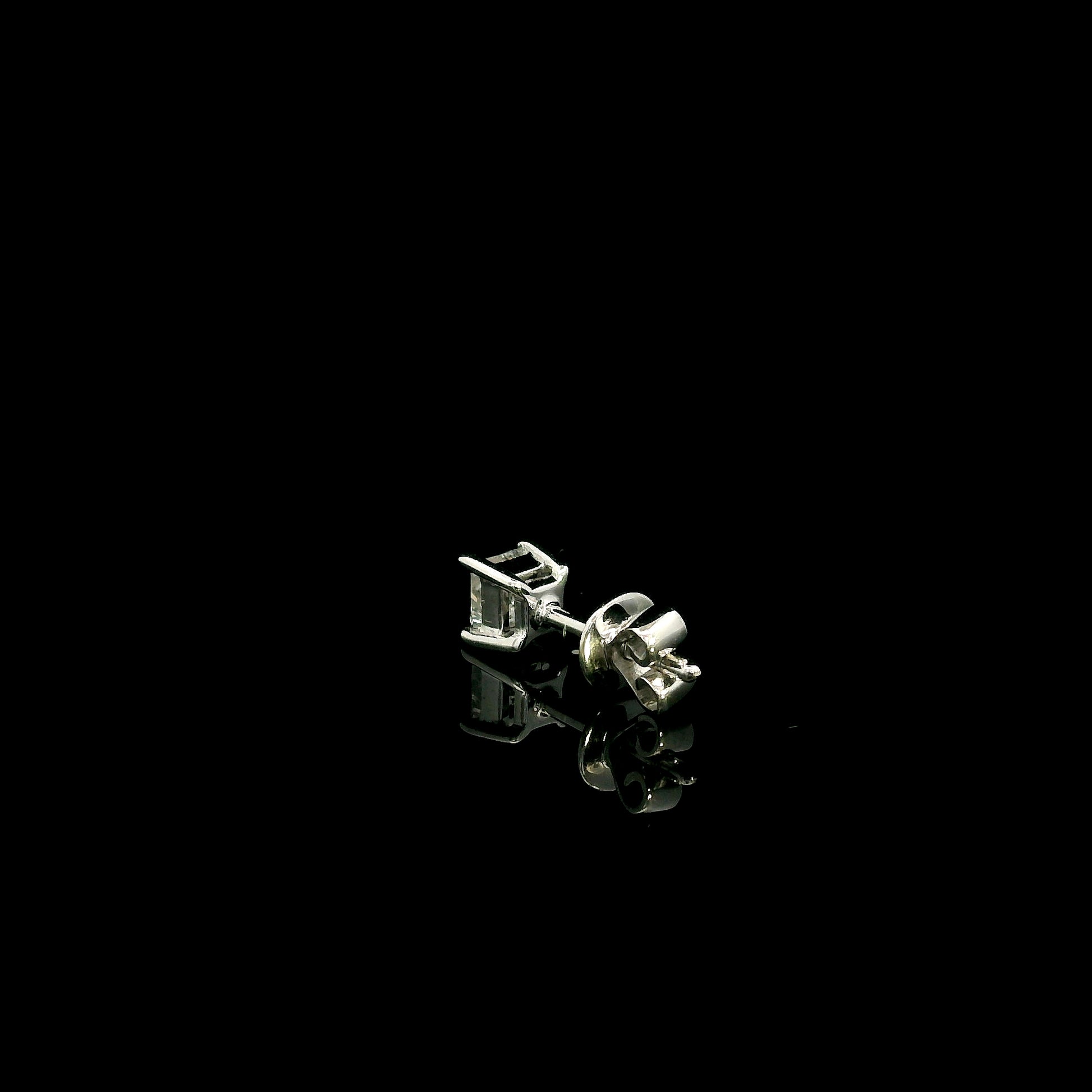 Single princess cut diamond stud earring in 18K white gold with 0.29 carat natural diamond