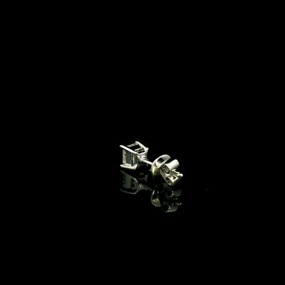 Single princess cut diamond stud earring in 18K white gold with 0.29 carat natural diamond