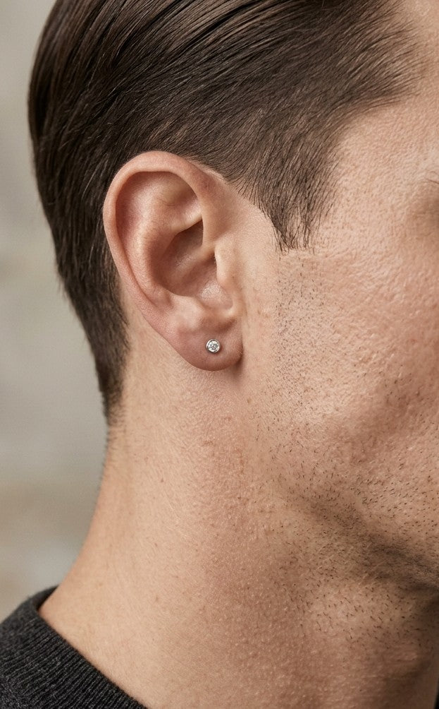 Single round diamond stud earring in 18K white gold with polished circular setting