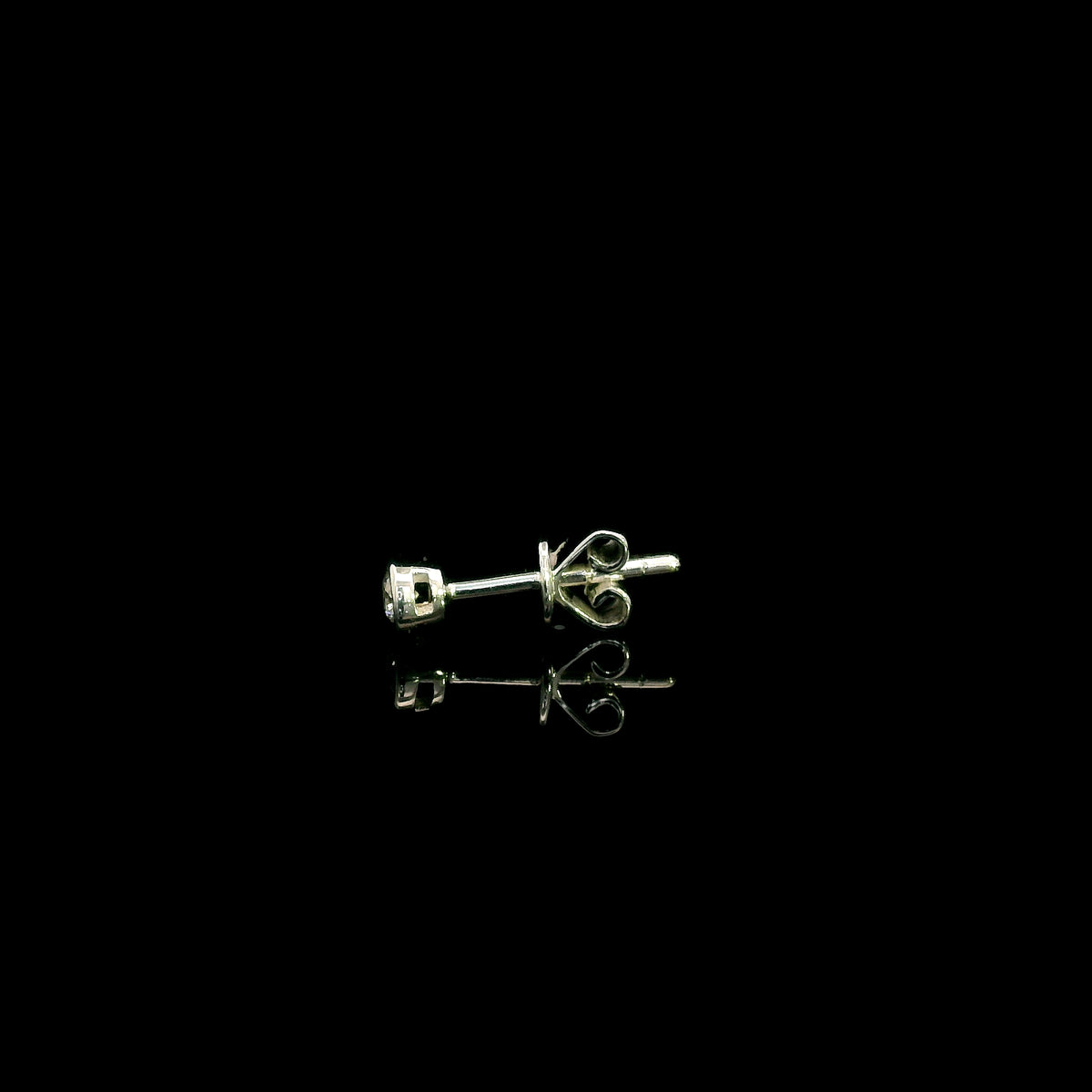 Single round diamond stud earring in 18K white gold with polished circular setting