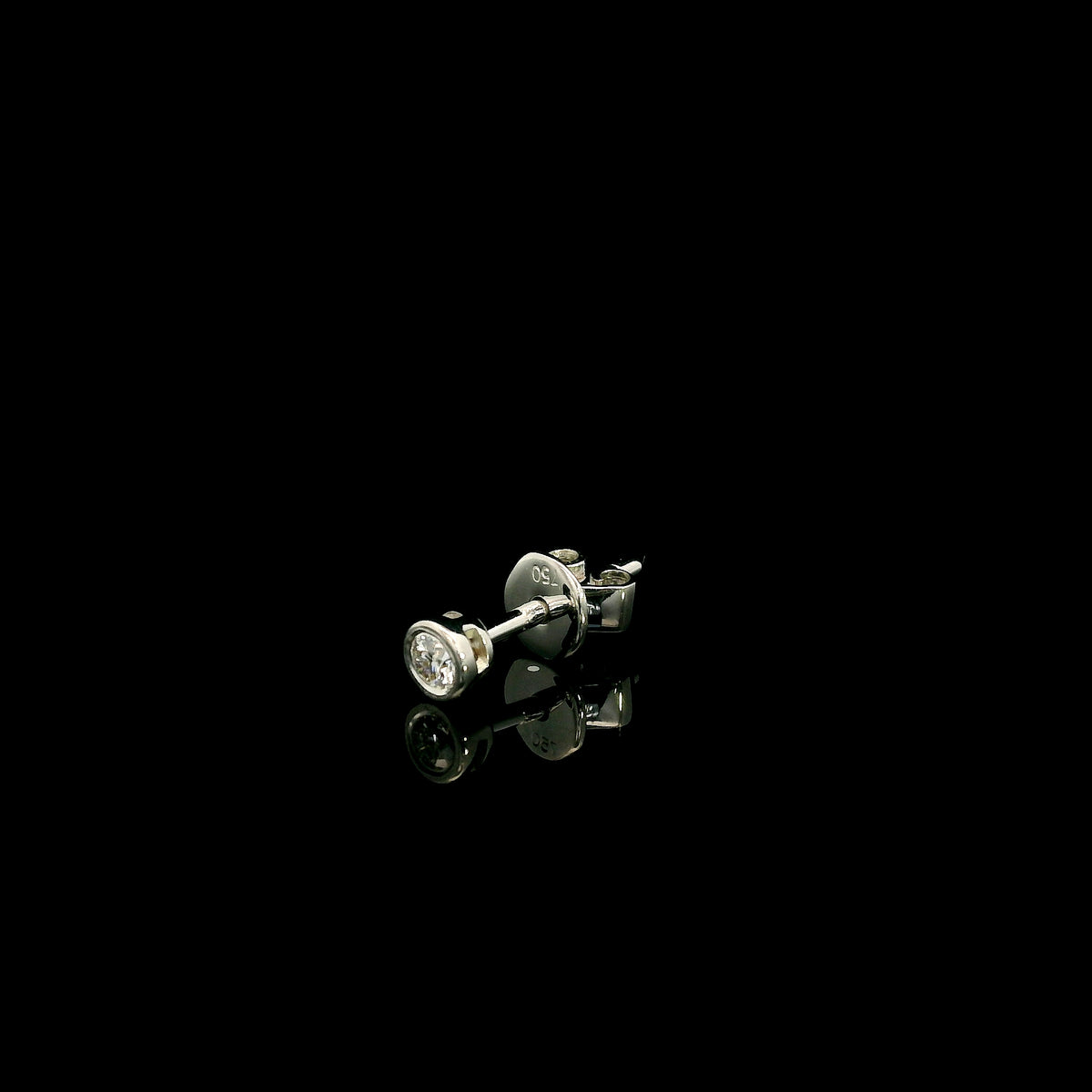 Single round diamond stud earring in 18K white gold with polished circular setting