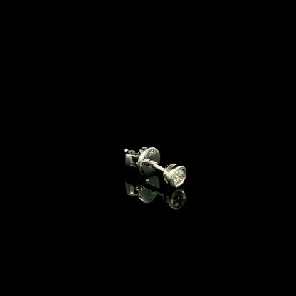 Single round diamond stud earring in 18K white gold with polished circular setting