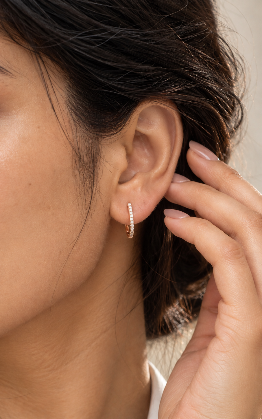Diamond hoop earrings in 18K rose gold with round diamonds and elongated design
