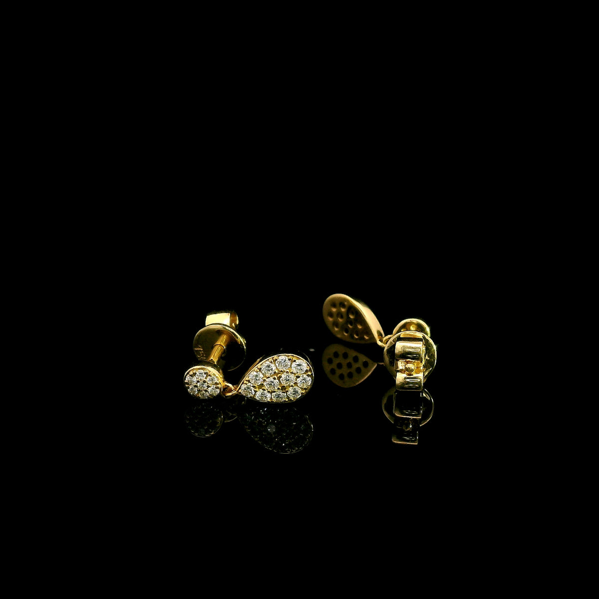 Diamond drop earrings with pear shaped teardrop design in 18K yellow gold