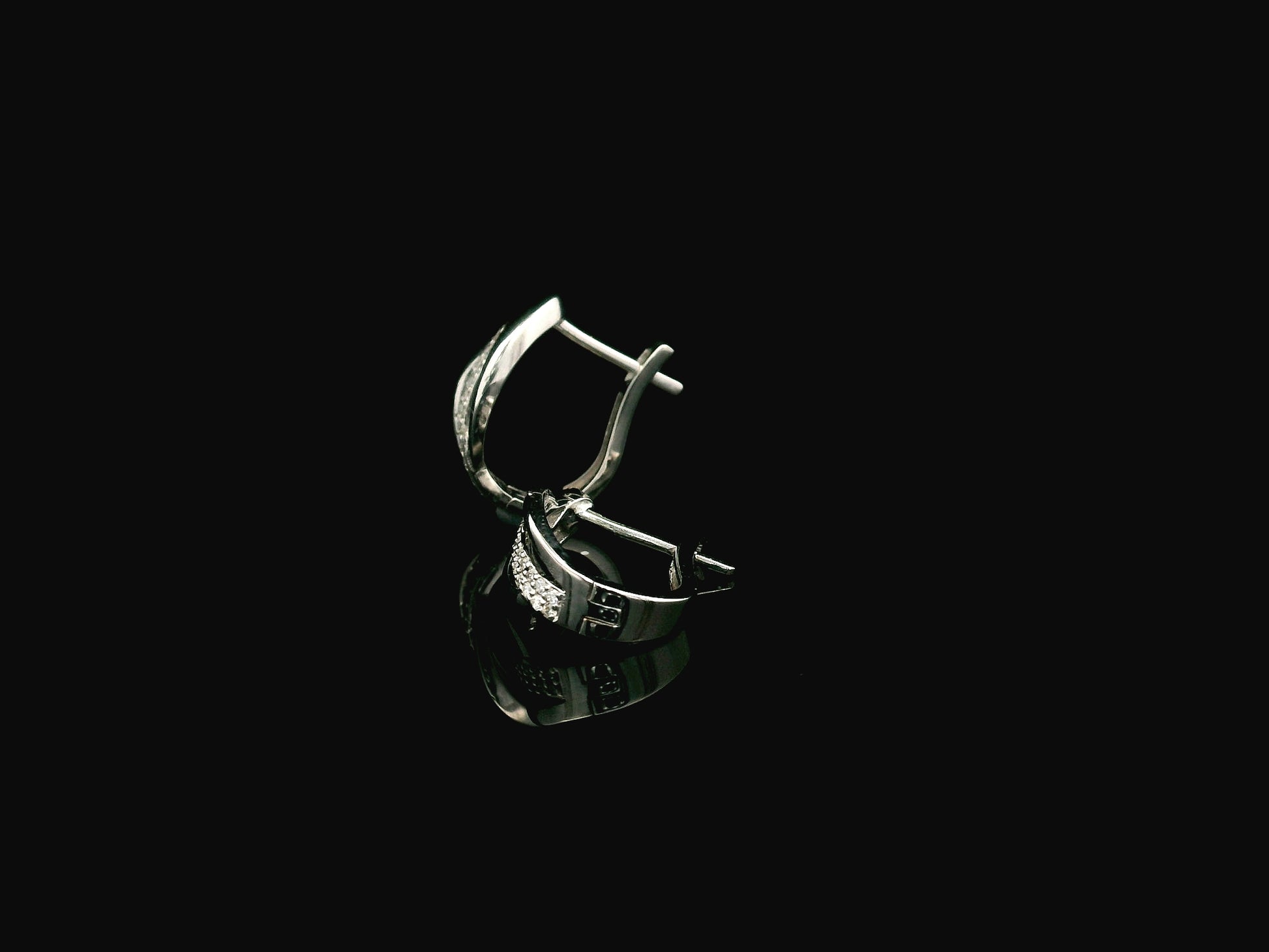 Diamond hoop earrings 0.16 carat in 18K white gold by Emirates Diamonds