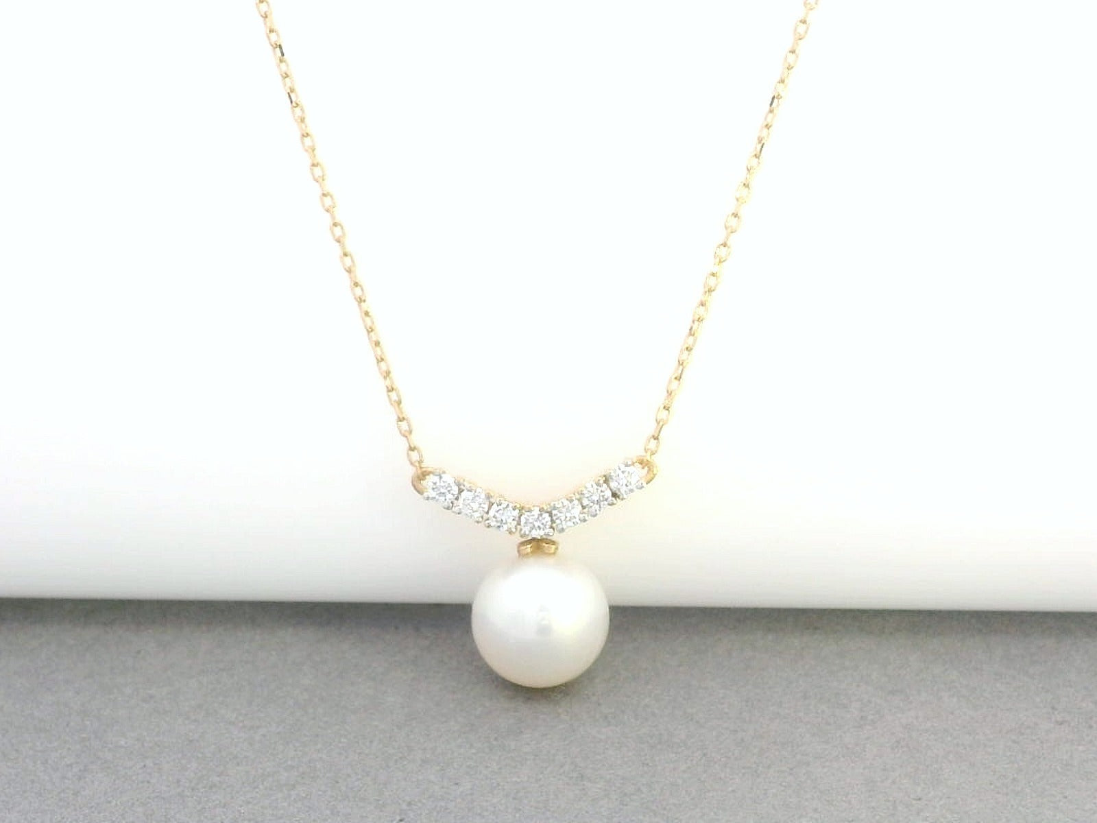 18K gold freshwater pearl pendant necklace with 0.14 carat diamonds, elegant jewelry for women